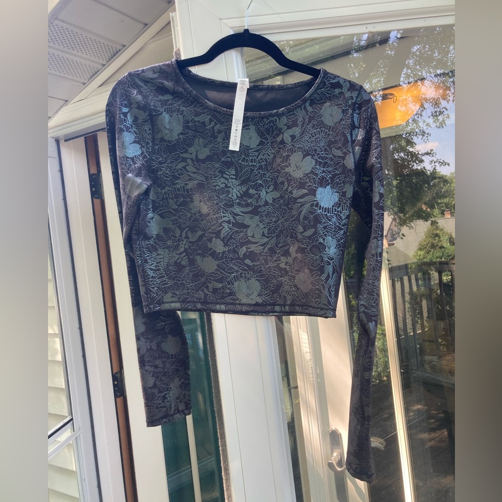 Lululemon cropped workout top NWOT